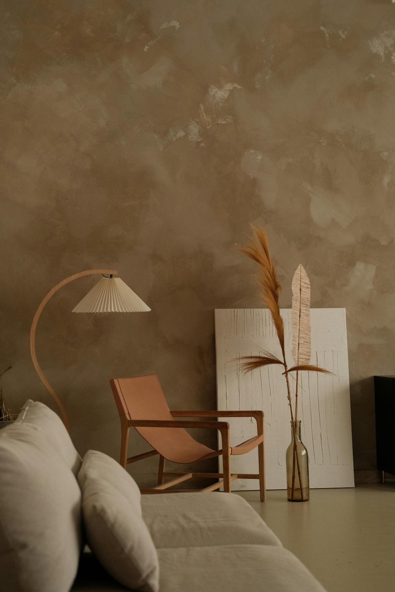 Limewash lounge wall with soft cloudy tonal variation